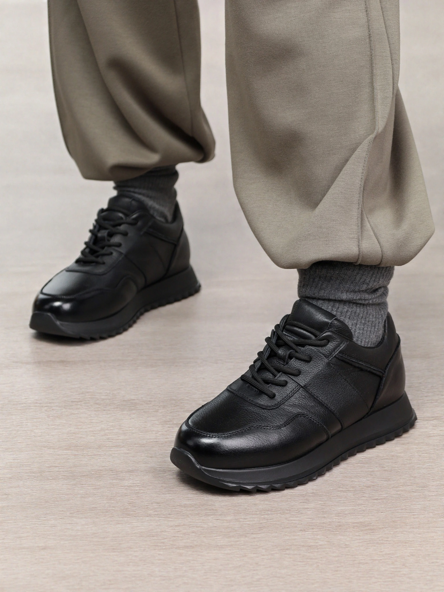 Кроссовки черного цвета на низкой рельефной подошве